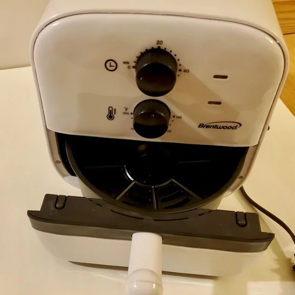 Brand NEW ! Electric Air fryer with timer & automatic set cooking settings - Picture 4 of 9